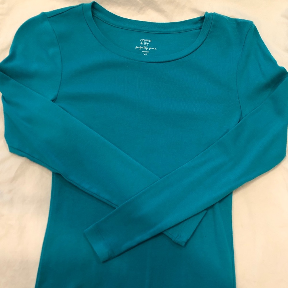 CROWN & IVY women’s XS long sleeve tee-never worn!